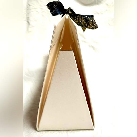 CHANEL Limited Edition Novelty foldable Gift bag/box off white/cream size9x6 NEW - Picture 5 of 10